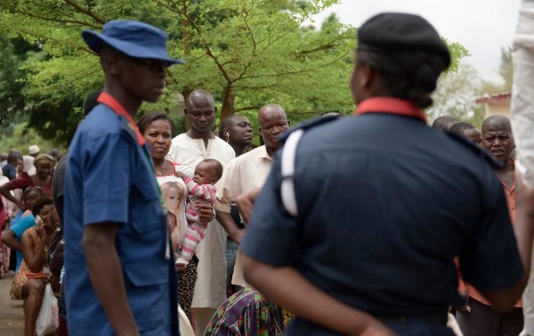 Local residents wait to attend the election vote at a polling station in Abujia, Nigeria, March 28, 2015 [Xinhua]