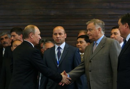 Nicolas Maduro (right) announced he had reached a deal with Rosneft CEO Igor Sechin(picture from BBC NEWS)