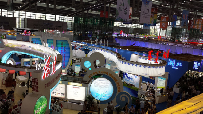 Exhibition hall of cultural industry comprehensives is filled with traders, representatives and visitors.(from china culture)