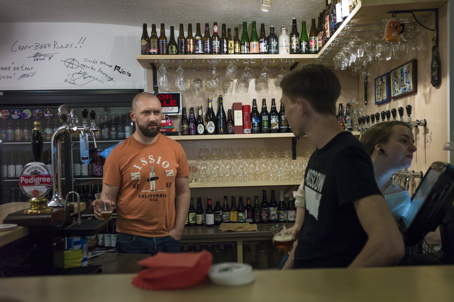 In this photo taken on Friday, May 22, 2015, Stanislav Obraztsov, left, speaks to his colleagues at his craft beer bar in Moscow. The ruble’s crash in value against the dollar last year helped Russia’s nascent craft beer industry by making imported competitors more expensive. (Picture from the washiongton post)