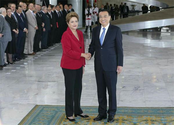 Premier Li Keqiang is welcomed by Brazilian President Dilma Rousseff on May 19 local time at the presidential palace in Brasilia.[Photo/english.gov.cn]