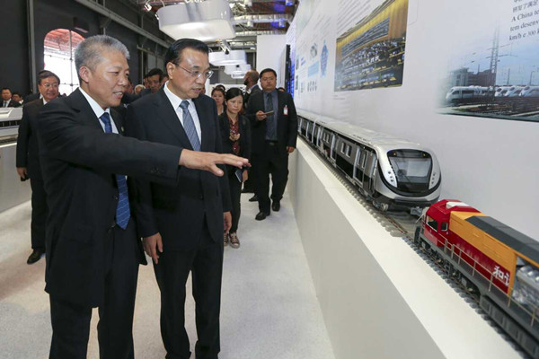 Premier Li Keqiang, center, pays a visit to an exhibition held by China's equipment and manufacturing industry in Rio de Janeiro in Brazil, on May 20, 2015. [Photo/english.gov.cn]