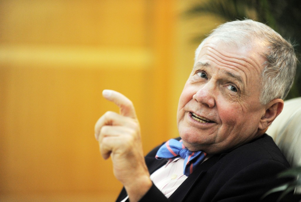 US investment guru Jim Rogers signs copies of his new book "The Crystal Ball - Jim Rogers and His Investment Prediction" in Beijing on April 7, 2009. 