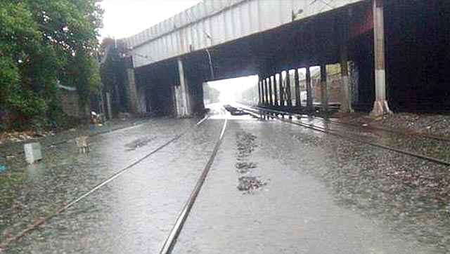 Central and Harbour railways have come to a grinding halt due to heavy rains in Mumbai (HT Photo)