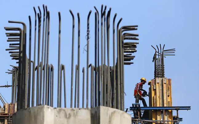 Labourers work at the construction site of a monorail project in Mumbai on October 31, 2014. (Reuters/Shailesh Andrade/Files)
