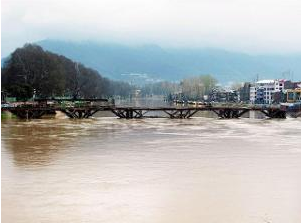 The water level in the Jhelum and its tributaries rose sharply following heavy rainfall on Wednesday, which had prompted authorities to issue a flood alert for south and central Kashmir.