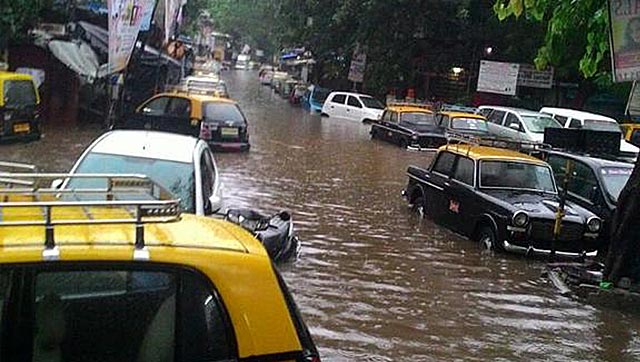Waterlogged roads in Mumbai have left the autos stuck (Photo from @IamThanekar)