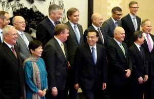 Premier Li Keqiang talks at the Great Hall of the People in Beijing on Tuesday with representatives of the third summit of the Global CEO Council. [Photo by Wu Zhiyi / China Daily]