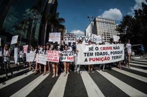 “If there is no age limit to commit the crime there should be no age limit to do the time”, says poster carried by marchers in favor of reduction of criminal responsibility age, photo by Marcelo Camargo/Agencia Brasil.