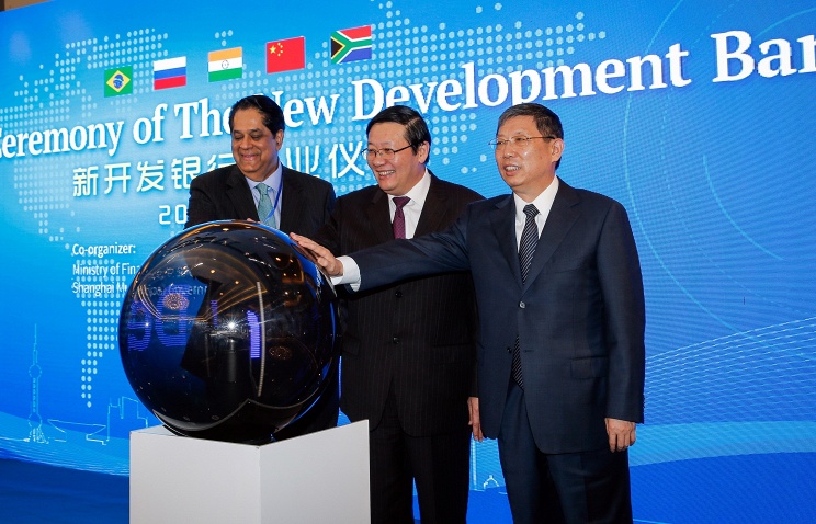 The president of the New Development Bank (NDB), Kundapur Vaman Kamath of India, China's Finance Minister Lou Jiwei and Shanghai's mayor Yang Xiong, attend the opening ceremony of the NDB in Shanghai© EPA/XING ZHE