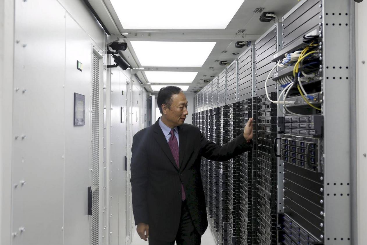 Terry Gou, chairman of Taiwan's Foxconn, at a company's data center in China. The company is looking for manufacturing sites in India. ©REUTERS/ PAUL CARSTEN