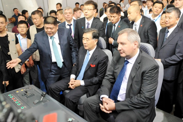 Chinese Vice Premier Wang Yang (2nd R front) and Russian Deputy Prime Minister Dmitry Rogozin (1st R front) visit the first China-Russia Exposition after attending the opening ceremony of Russian pavilion in Harbin, capital of northeast China’s Heilongjiang Province, June 30, 2014 [Xinhua]