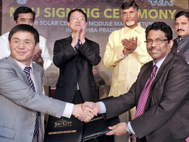 Baoshen Zhong, Chairman, Xi'an LONGi Silicon Materials Corp., exchanging documents with Ravindra Sannareddy, MD, Sri City, in the presence of Andhra Pradesh, Chief Minister Chandrababu Naidu, in New Delhi. © KAMAL NARANG