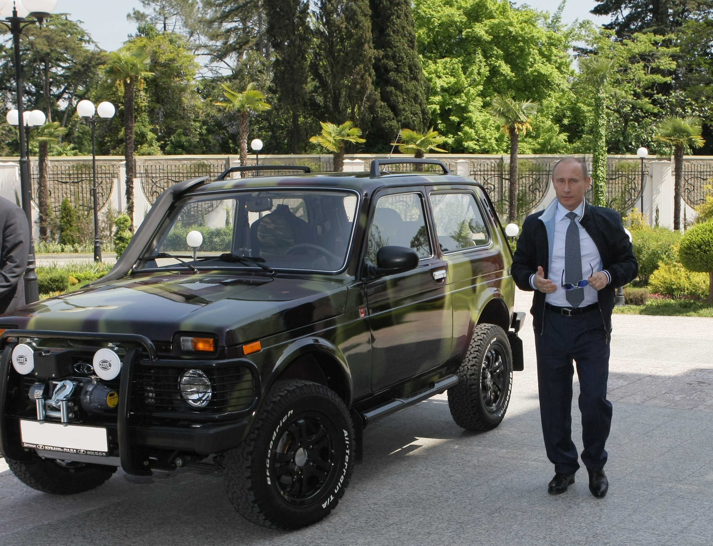 President-Putin-showing-off-his-Lada-Niv