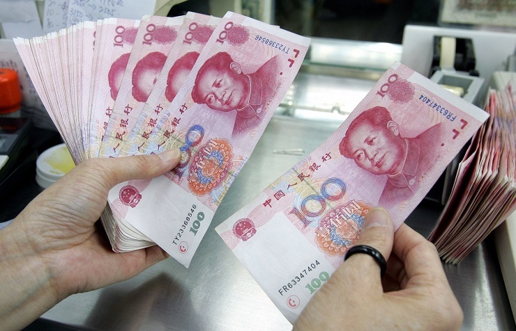 The two banks signed an agreement on cooperation in the area of foreign trade relations that provides for making direct settlements in the national currencies, yuans and rubles. © AP Photo/Vincent Yu