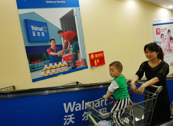 Wal-Mart Stores Inc is seeking price cuts from suppliers that produce goods in China, saying the retailer should share in the savings generated by China's depreciation of the yuan. © China Daily