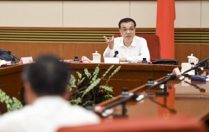 Chinese Premier Li Keqiang presides over a symposium with representatives from financial enterprises in Beijing, capital of China, Oct. 16, 2015. Vice Premier Zhang Gaoli attended the symposium. (Xinhua/Xie Huanchi)