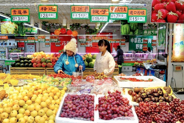 Customers purchase fruits in a supermarket in Cangzhou, north China’s Hebei province [Xinhua]