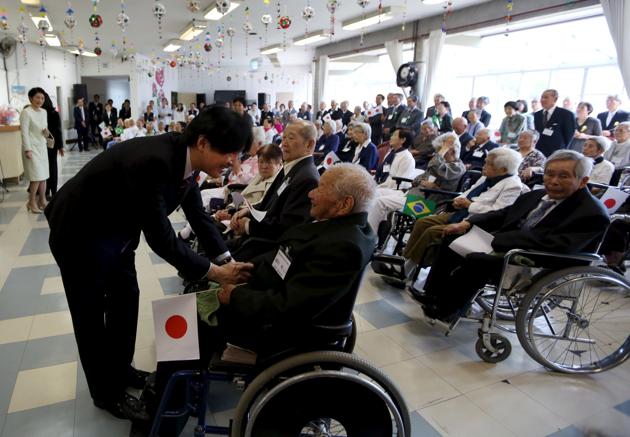 Japan's Prince Akishino (2nd L) and his wife Princess Kiko (L) visit the Social Assistance Dom José Gaspar (Ikoi-no-Sono) in Guarulhos, Brazil, October 29, 2015. Prince Akishino and his wife Princess Kiko are on a 12 days official visit to Brazil to celebrate 120 years of friendship between Japan and Brazil. © REUTERS/Paulo Whitaker