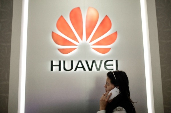 A woman makes a phone call with a G6 smartphone made by China’s technology company Huawei in a mobile phone store in Bogota City, capital of Colombia, May 21, 2015 [Xinhua]