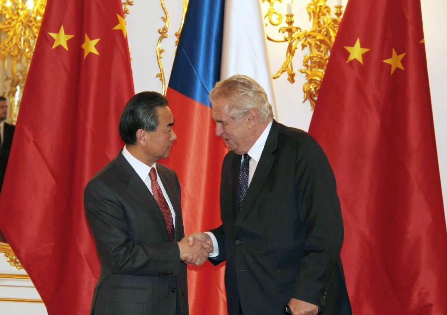 Czech President Milos Zeman on Tuesday at the presidential residence in Prague met with the Foreign Minister of the People's Republic of China Wáng Yí. © Xinhua 