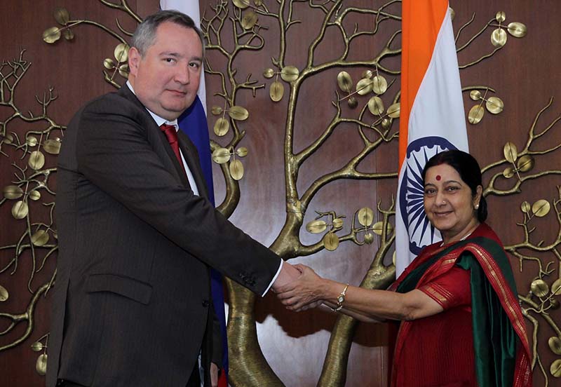Dmitry Rogozin and Sushma Swaraj during the meeting of IRIGC-TEC in 2014. © Embassy of the Russian Federation in the Republic of India