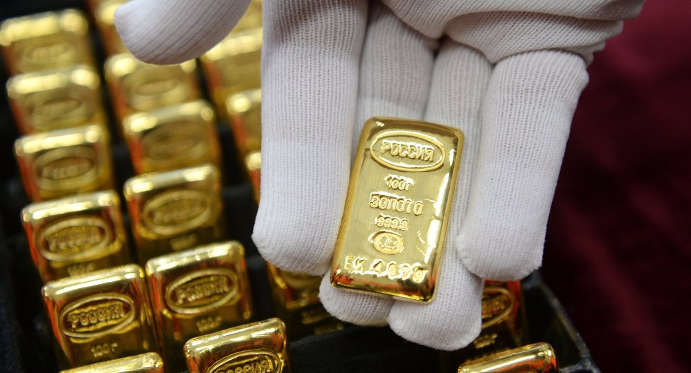 Russia is increasing its gold reserves. Ingo Narat of Germany's most-read business weekly Handelsblatt thinks this is a smart move since the US, Japan and Europe will soon see a rise in inflation. © Sputnik/ Pavel Lisitsyn