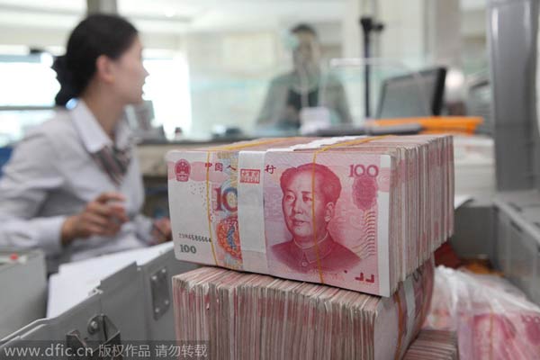 An employee counts renminbi (yuan) banknotes at a bank in Lianyungang city, East China's Jiangsu province, June 4, 2014.[Photo/IC]