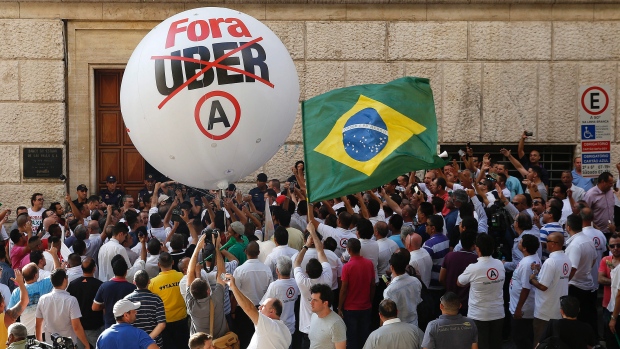 Taxi drivers protest against the ride-booking company Uber outside the City Hall in downtown Sao Paulo, Brazil, Thursday, Oct. 8, 2015. © AP/ Andre Penner