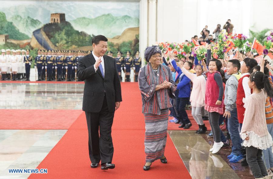 Chinese President Xi Jinping (L) holds a welcoming ceremony for his Liberian counterpart Ellen Johnson-Sirleaf before their talks in Beijing, capital of China, Nov. 3, 2015. (Xinhua/Huang Jingwen)