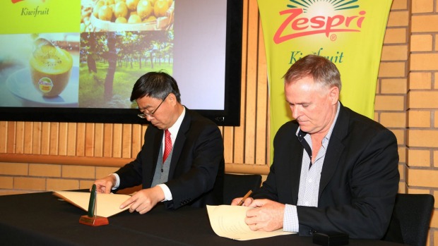 Director general of management of the Bureau of Fruit Industry of Shaanxi Province, Wubin Gao, signs a memorandum of understanding with Zespri chairman, Peter McBride.