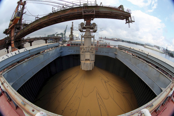 A Chinese ship is loaded with soybeans at Port of Santos on May 19. © PAULO WHITAKER / REUTERS
