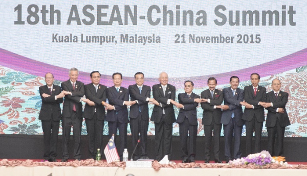Chinese Premier Li Keqiang (5th L) poses for a group photo with ASEAN members’ leaders during the 18th ASEAN-China summit in Kuala Lumpur, Malaysia, Nov. 21, 2015 [Xinhua]
