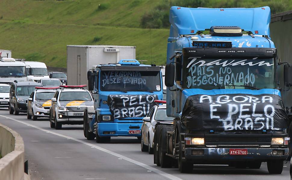 Strikers angry about the recent rise in fuel prices, as well as tax hikes blocked traffic in some 13 states across the South American country on Monday (9)
