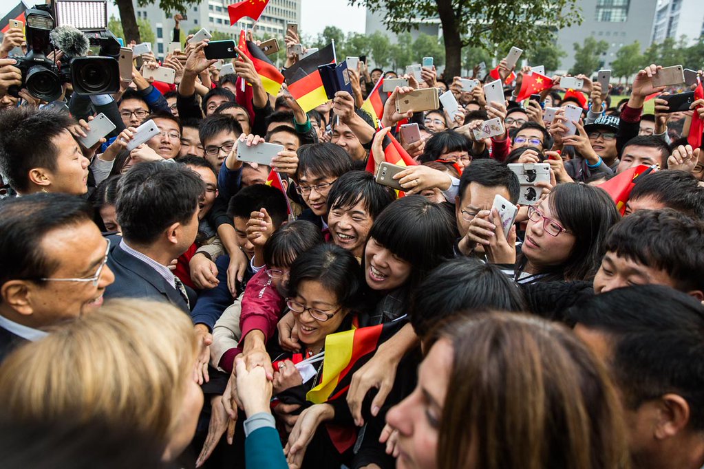 Chinese Premier Li Keqiang and German Chancellor Angela Merkel in Hefei University, China on 30 October 2015 [Image: German Foreign Office]