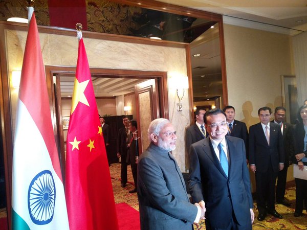 Indian Prime Minister Narendra Modi with Chinese counterpart Li Keqiang in Kuala Lumpur, Malaysia on 21 November 2015 [Image: PMO, India]