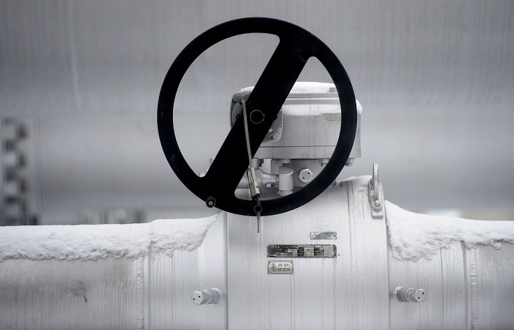 Liquefied natural gas from the United States will hardly succeed in ousting Russian fuel from the European market to any significant extent, but Gazprom will have to conduct a very flexible price policy anyway, experts believe. Their opinions of how real the related risks are vary a great deal. © EPA/FILIP SINGER