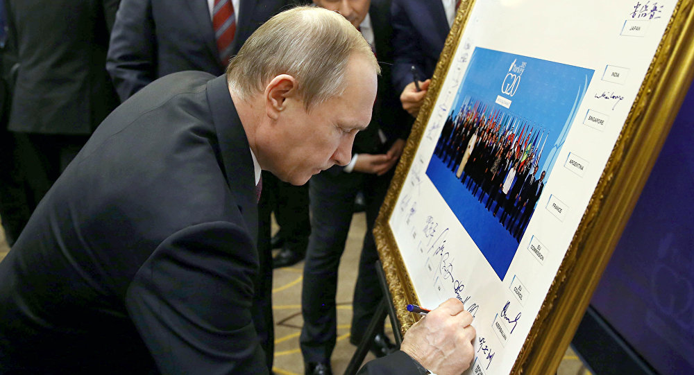 The western media seems no longer interested in continuing to label President Putin a non-handshakable leader; instead, it has made a sharp U-turn and now calls the Russian leader a “powerbroker”, seemingly with the results of the G20 meeting in Antalya in mind. © AFP