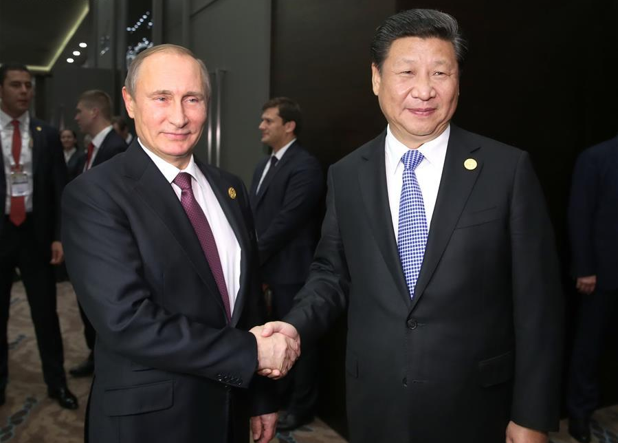 Chinese President Xi Jinping (R) meets with Russian President Vladimir Putin in Antalya, Turkey. © Xinhua/Ma Zhancheng