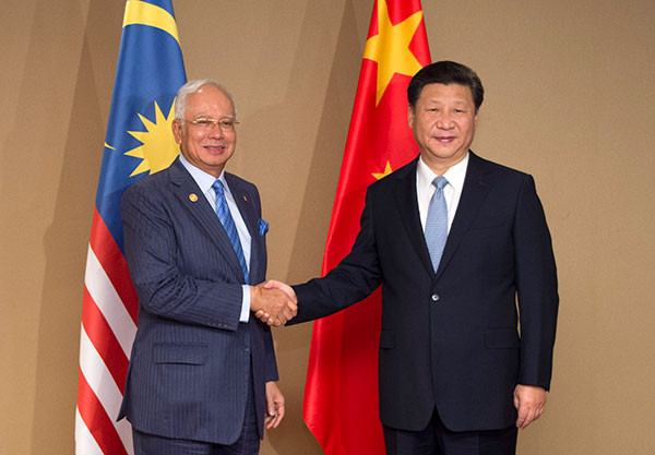 President Xi Jinping meets with Malaysian Prime Minister Najib Razak in Manila on Tuesday. XIE HUANCHI/XINHUA
