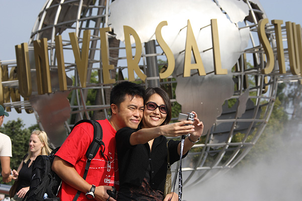 Tourists from Hong Kong take photographs at the Universal Studios Hollywood in California, the United States. [Photo/Xinhua]