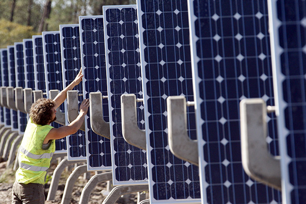 An employee adjusts at a solar panel at the Gabardan solar energy plant in Losse, southwestern France, REUTERS/Regis Duvignau (FRANCE ENVIRONMENT ENERGY) - RTXPMSG