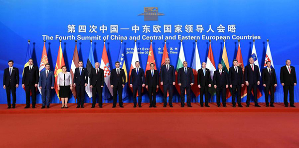 Premier Li Keqiang joins other participants for the Fourth Summit of China and Central and Eastern European Countries in Suzhou, Jiangsu province, on Tuesday. The meeting is scheduled to end on Wednesday. © Wu Zhiyi/China Daily