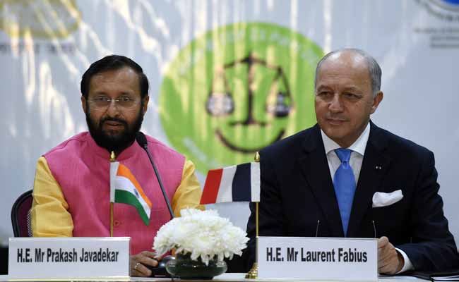 Indian Environment Minister Prakash Javadekar (L) and French Foreign Minister Laurent Fabius address a joint press conference in New Delhi on November 20, 2015.(AFP photo)