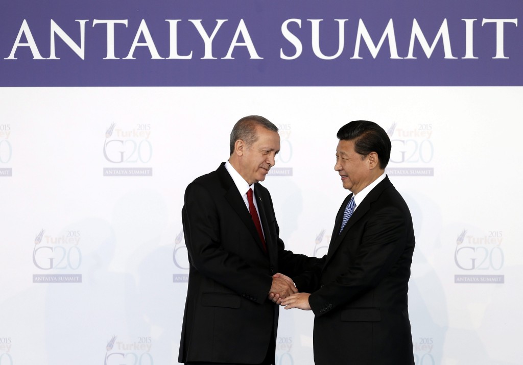 Turkish President Recep Tayyip Erdogan (L) shake hands with Chinese president Xi Jinping (R) during G20 Summit in Antalya, Turkey, 15 November 2015. In addition to discussions on the global economy, the G20 grouping of leading nations is set to focus on Syria during its summit this weekend, including the refugee crisis and the threat of terrorism. EPA/TOLGA BOZOGLU