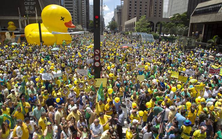 People call for the impeachment of Brazilian President Dilma Rousseff during a demonstration at the Paulista Avenue, in Sao Paulo, Brazil on December 13, 2015. © EPA/Sebastião Moreira