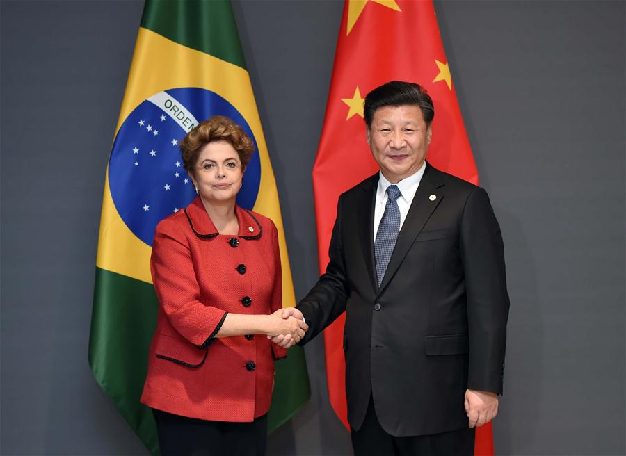 Chinese President Xi Jinping (R) meets with Brazilian President Dilma Rousseff in Paris, France, Nov. 30, 2015. © Xinhua/Zhang Duo