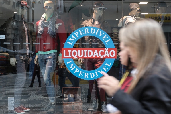 People walk by a store, in downtown Sao Paulo, Brazil, on Sept. 14, 2015 © Xinhua