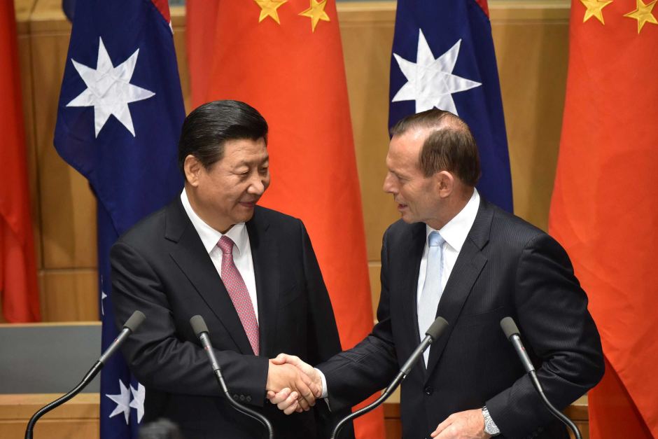 China's president Xi Jinping shakes hands with Prime Minister Tony Abbott after statements to the media following the signing of a free trade agreement at Parliament House in Canberra on November 17, 2014. (AFP: Mark Graham )
