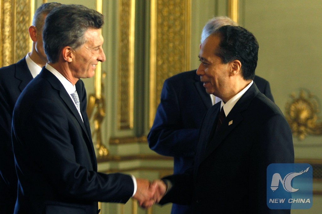 ARG300 (151210) -- BUENOS AIRES, diciembre 10, 2015 (Xinhua) -- El presidente de la Argentina, Mauricio Macri (d) recibió a las delegaciones internacionales en el Palacio San Martín con la `presencia del Enviado Especial del Presidente de la Republica Popular China, Xi Jinping, tambien Vicepresidente del Comite Premanente de la Asamblea Popular Nacional de China, Ji Bingxuan.  © Xinhua/Gustavo Cherro